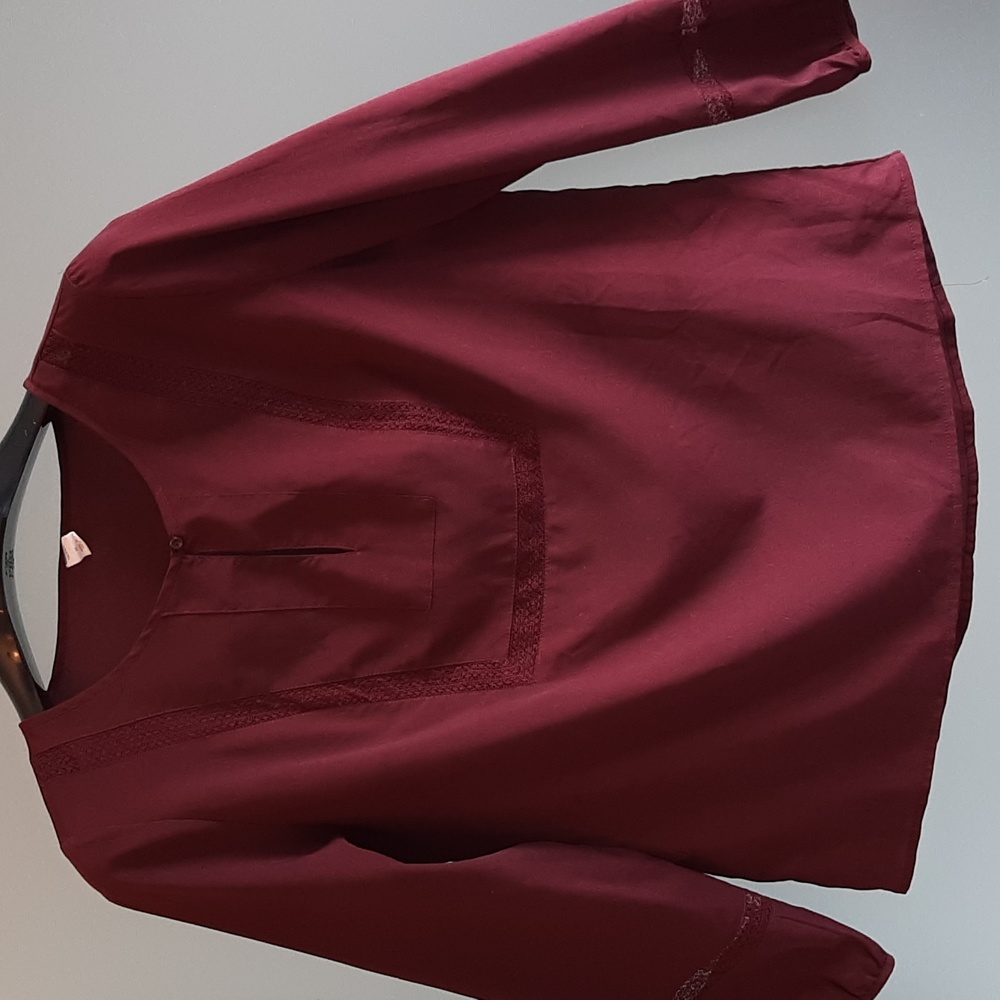 Old Navy blouse. long sleeved pull on . Size Medium. Burgundy.